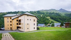 Ein zweistöckiges Gebäude mit flachem Dach und einem Balkon im zweiten Stock.