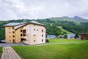 A two-story building with a flat roof and a balcony on the second floor. - 2nd floor, balcony, ski locker, 60m², Valloire (Valloire)