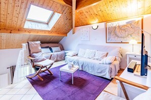 A cozy attic bedroom with a sloped ceiling, a large window, a bed, a desk, and a map on the wall. - 2nd floor, balcony, ski locker, 60m², Valloire (Valloire)