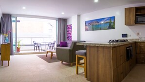 Un apartamento moderno con cocina, comedor y balcón con vistas.