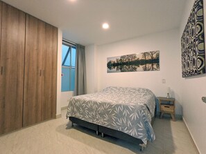 Appartement Deluxe, vue sur la cour intérieure | 2 chambres, coffre-fort, ameublement unique, bureau