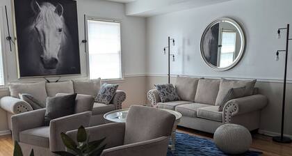 New Construction 3-bedroom townhome 3 queen beds with central AC and WiFi