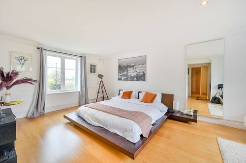 3BR Brentford Apt Overlooking Syon Park | Heathrow 20Min