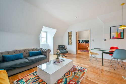 3BR Brentford Apt Overlooking Syon Park | Heathrow 20Min