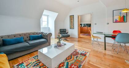 3BR Brentford Apt Overlooking Syon Park | Heathrow 20Min