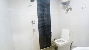 Doppia Deluxe | Bagno | Doccia, set di cortesia gratuito, pantofole, asciugamani