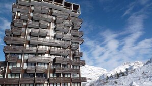 A multi-story hotel with balconies and a mountainous backdrop. - 2nd floor, balcony, tv, ski locker, 41m², Tignes (Tignes)