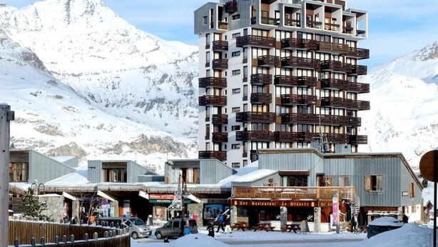 A multi-story hotel with balconies, surrounded by snow-covered mountains. - 2nd floor, balcony, tv, ski locker, 41m², Tignes (Tignes)