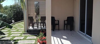 Charming 1bedroom apartment1Studio with AC and WiFi in Tranquil Petite Calivigny