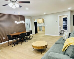 Smart TV, video games - Modern Brick Ranch Retreat NEW Renovation (Mableton)