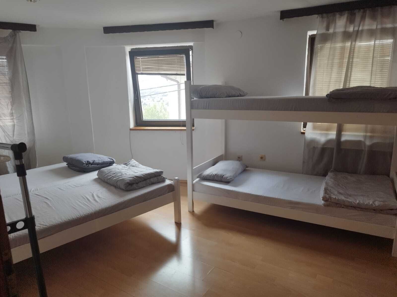 基本四人房, 城市景