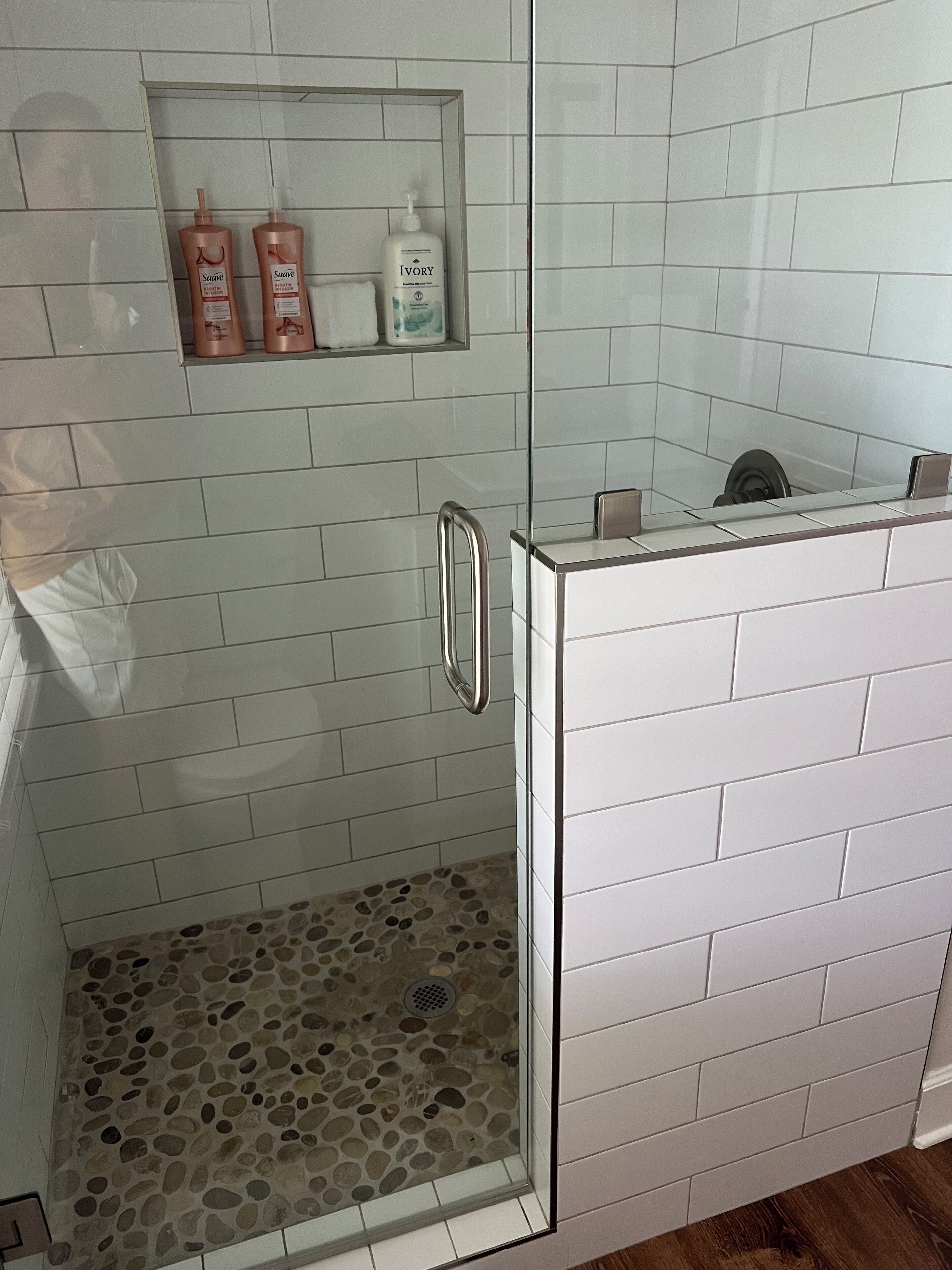 Douche, sèche-cheveux, serviettes fournies, savon