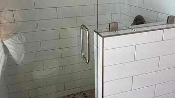 Douche, sĂšche-cheveux, serviettes fournies, savon