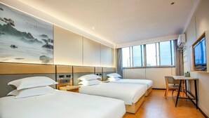 A hotel room with two beds, a desk, and a large window. - Dilang Holiday Hotel (Yangzhou Jiangdu Passenger Terminal Branch) (Yangzhou)