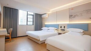 A hotel room with two beds, a desk, and a chair. - Dilang Holiday Hotel (Yangzhou Jiangdu Passenger Terminal Branch) (Yangzhou)