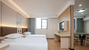A hotel room with two beds, a desk, a television, and a dining table. - Dilang Holiday Hotel (Yangzhou Jiangdu Passenger Terminal Branch) (Yangzhou)