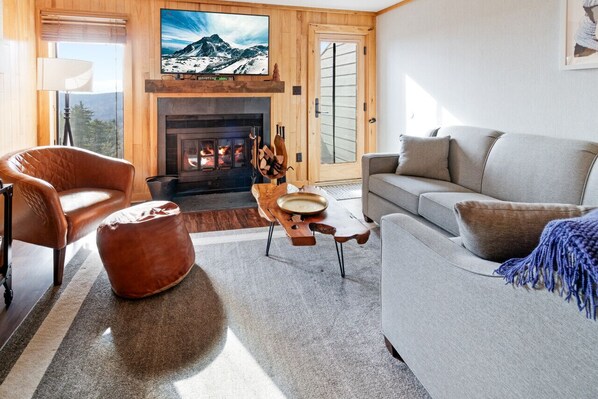 Smart TV, fireplace