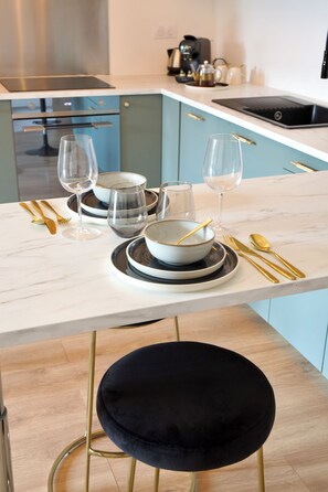 Een koelkast, een microgolfoven, een oven, een vaatwasser