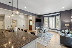 Interior - Cabbagetown ATL Gem: Close to Beltline, Art & Local Eats (Atlanta)
