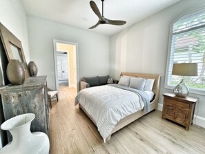 A bedroom with a bed, bedside table, and a ceiling fan. - Upscale/Newly Renovated, 4 bed, heated pool, in Majors w/ Player's Club access (Naples)