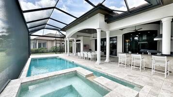 Una piscina al aire libre, una piscina climatizada