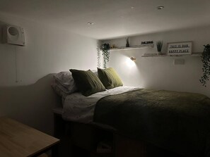 1 bedroom, WiFi, bed sheets - Situated near Oswestry offers a perfect retreat for couples/solo travellers. (Whittington)