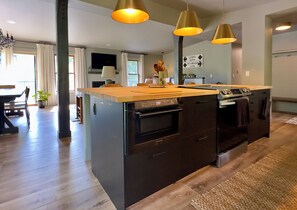 Four à micro-ondes, un four, surface de cuisson, lave-vaisselle
