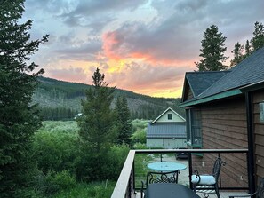 Outdoor dining - Loose Moose Lodge in Blue River (Breckenridge)