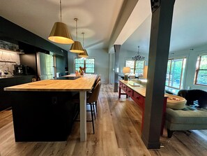 Microwave, oven, stovetop, dishwasher - Loose Moose Lodge in Blue River (Breckenridge)