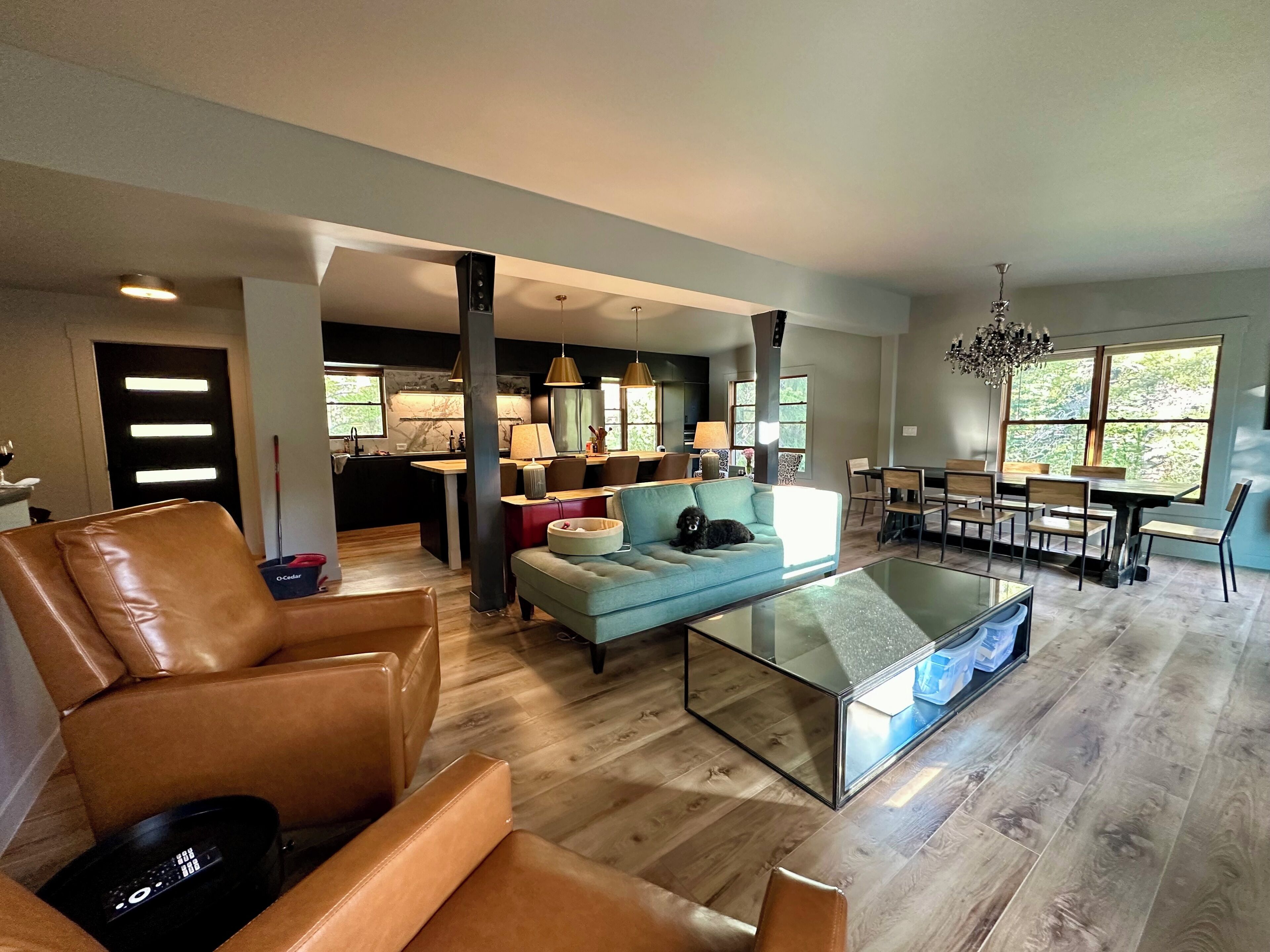 TV connectée, cheminée, livres, chaîne hi-fi