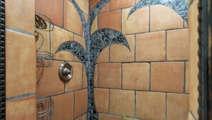 A bathroom with a tiled wall featuring a decorative tree design. - Grotto Pool House: Premium 3-Bed Villa w/ Private Pool, 5 Min to IMG (Bradenton)