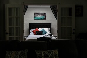 3 bedrooms, desk, iron/ironing board, WiFi - Grotto Pool House: Premium 3-Bed Villa w/ Private Pool, 5 Min to IMG (Bradenton)