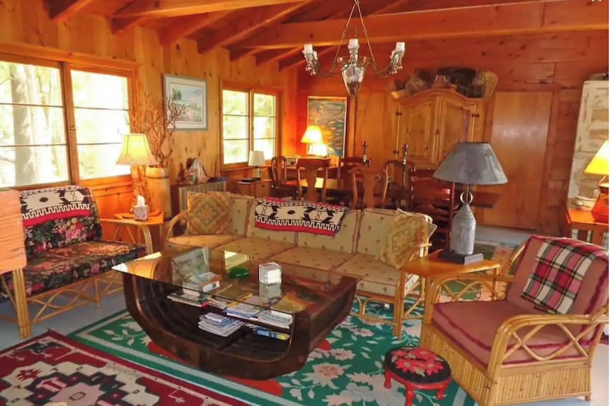 Rustic 5-bedroom Cottage With Private Beach Near Harbor Springs - Petoskey, MI