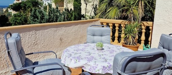 Villa Santos, for 4 people with a great view and a large garden