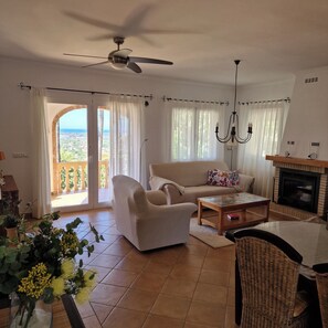 TV connectée, cheminée, livres, chaîne hi-fi