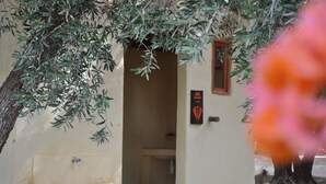 Ein Badezimmer mit Waschbecken, Spiegel und Tür.