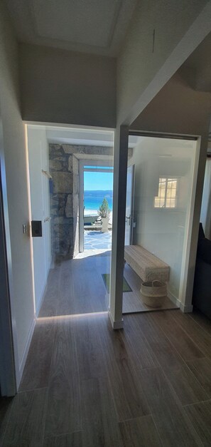 Interior - La Casa de Ana en Fisterra se Ubica en una Antigua Fábrica de Salazón de 1805 (Finisterre)