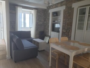 TV, books - La Casa de Ana en Fisterra se Ubica en una Antigua Fábrica de Salazón de 1805 (Finisterre)