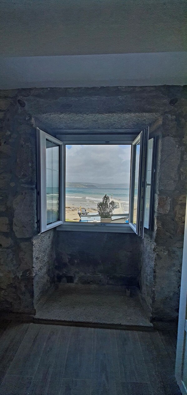 Interior - La Casa de Ana en Fisterra se Ubica en una Antigua Fábrica de Salazón de 1805 (Finisterre)