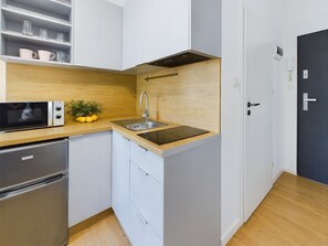 Micro-ondes, cafetière/bouilloire, bouilloire électrique, congélateur