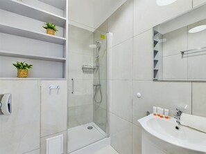 Studio, eigenes Bad | Badezimmer | Dusche, Handtücher