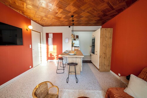 Cosy, fully-equipped apartment in the heart of the village. Pets welcome!