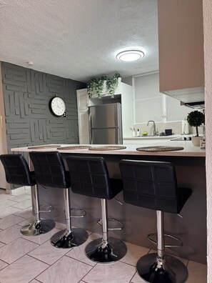 Een koelkast, een microgolfoven, een kookplaat