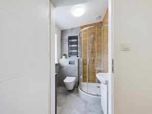 Shower, towels - Wygodne Studio Mińska by Renters (Warsaw)