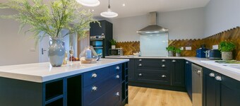 The Stables - with hot tub sleeps 8 guests in 3 bedrooms