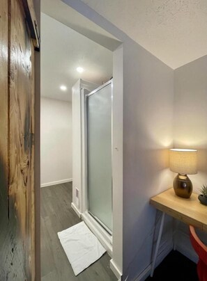 Family Double Room | Bathroom - Jaune Hôtel Boutique (Saint-Gédéon)