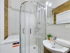 Shower, towels - Komfortowe Studio Mińska by Renters (Warsaw)