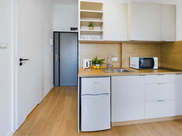 Kühlschrank, Mikrowelle, Wasserkocher mit Kaffee-/Teezubehör