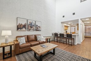 Smart TV, fireplace - Steps To Park City Mountain with private hot tub (Park City)