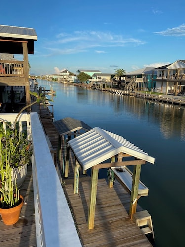 Charming 2-bedroom waterfront house with dock, AC, and WiFi in Rockport Texas